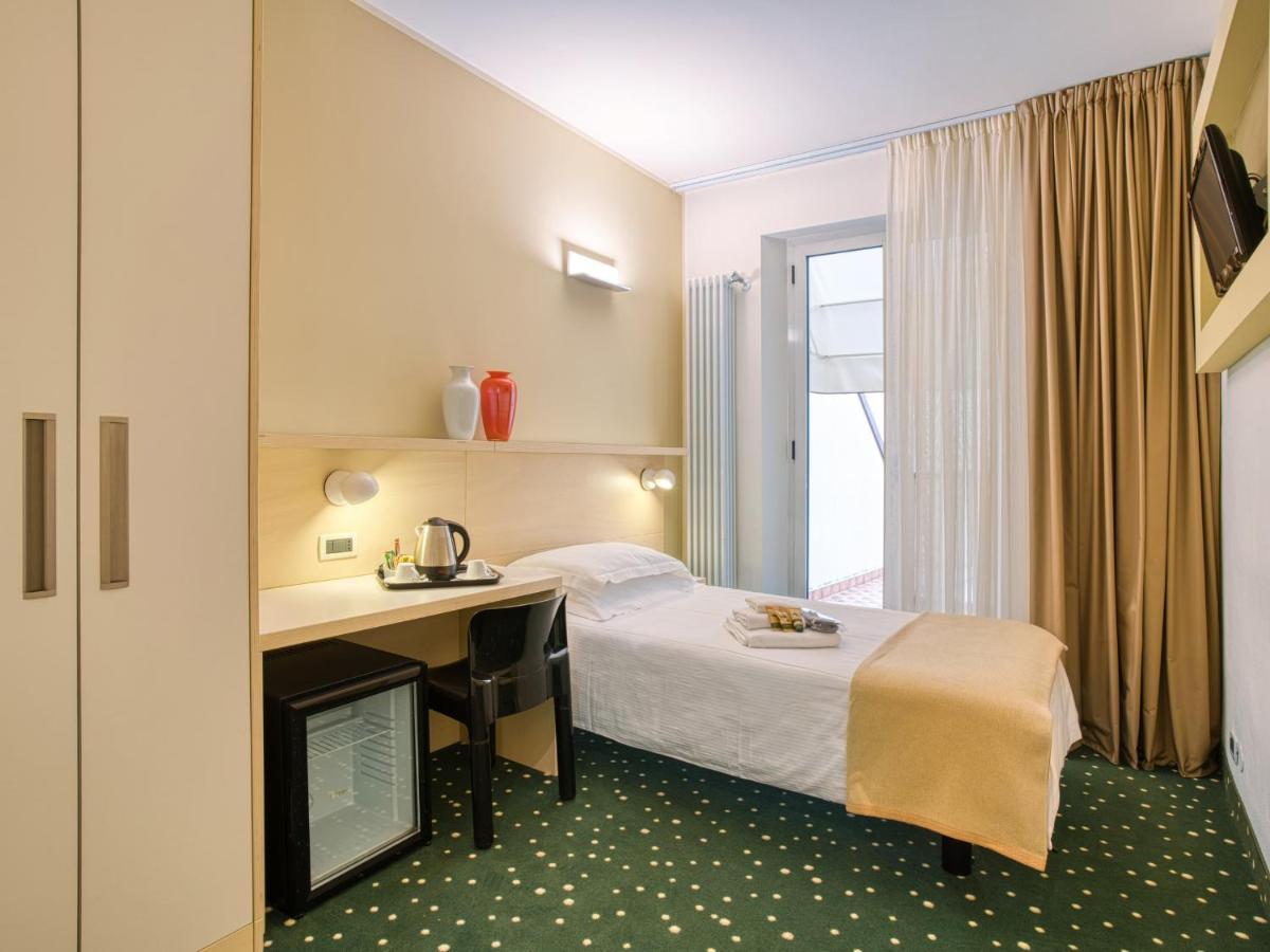 Hotel Piroscafo Дезенцано-дель-Гарда Екстер'єр фото