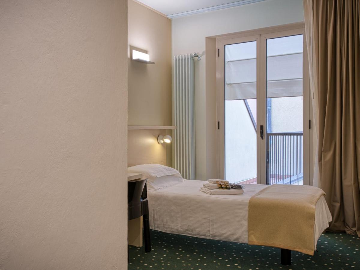 Hotel Piroscafo Дезенцано-дель-Гарда Екстер'єр фото